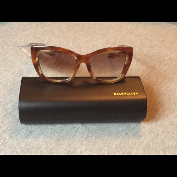 NEW Balenciaga Cat Eye Sunglasses - Picture 2 of 6